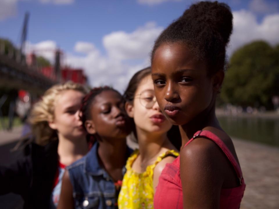 Im Tanzfilm "Cuties" steht die elfjährige Amy (Fathia Youssouf, rechts) im Mittelpunkt. (Bild: Netflix)