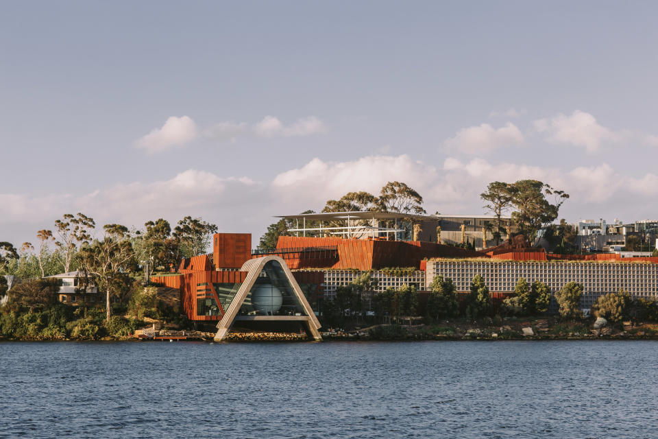 El Museo de Arte Antiguo y Moderno (o MONA, por su sigla en inglés), en Hobart, la capital del estado australiano de Tasmania, el 13 de noviembre de 2019. (Fred and Hannah/The New York Times)