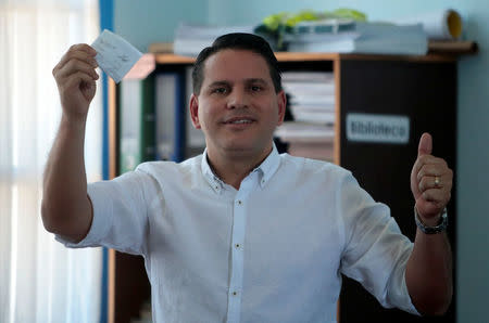 El candidato presidencial opositor Fabricio Alvarado Muñoz muestra su voto a los medios de comunicación durante las elecciones en San José, Costa Rica, 1 abril, 2018. REUTERS/Juan Carlos Ulate