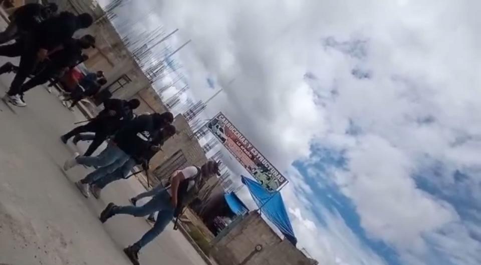 SAN CRISTÓBAL DE LAS CASAS, CHIAPAS, 14JUNIO2022.- Un presunto conflicto entre locatarios del mercado de la Zona Norte de la entidad ocasionó la presencia de jóvenes equipados con armas largas, lo que evidencia un conflicto entre grupos que se disputan el poder y el control en esa central de abastos.  FOTO: ESPECIAL/CUARTOSCURO.COM