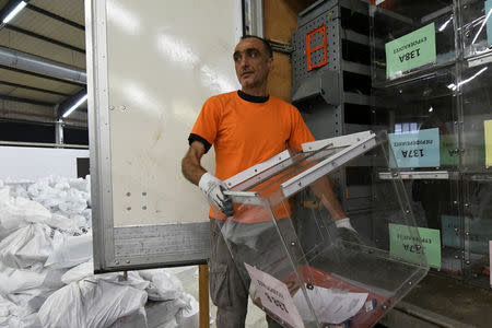 A municipal worker loads a truck with ballot boxes and electoral material to be transferred in polling stations for the upcoming European and local elections in Thessaloniki, Greece, May 24, 2019. REUTERS/Alexandros Avramidis