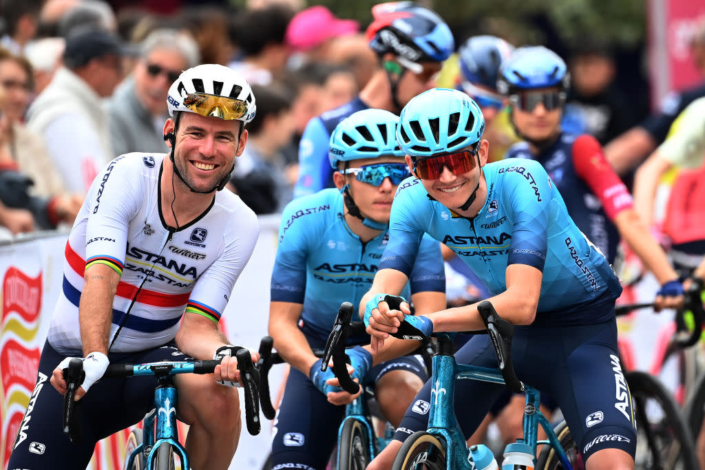  Mark Cavendish and Joe Dombrowski wait for the start in Vasto  