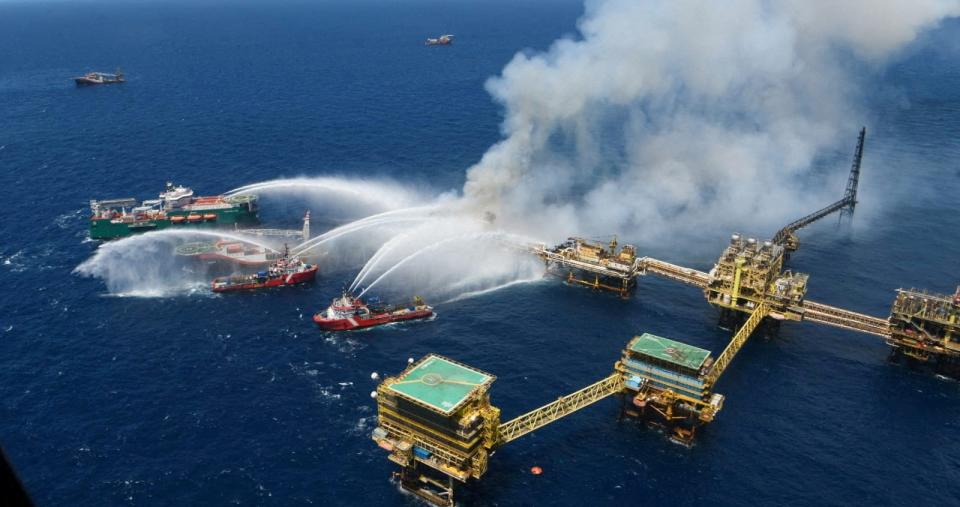 墨西哥石油公司位於康皮基灣的離岸鑽油平台7日發生大火。路透社