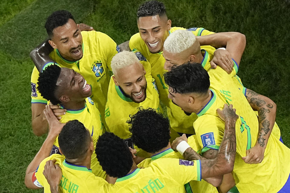 Los jugadores de Brasil hacen un círculo para celebrar el gol de Neymar en la victoria 4-1 ante Corea del Sur en el partido por los octavos de final del Mundial, el lunes 5 de diciembre de 2022, en Doha, Qatar. (AP Foto/Pavel Golovkin)