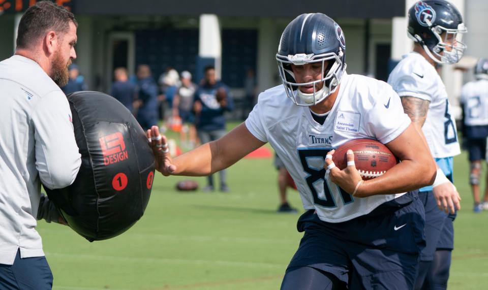 Tennessee Titans tight end Austin Hooper (81) runs through drills past passing game coordinator Tim Kelly during practice at Saint Thomas Sports Park Tuesday, June 7, 2022, in Nashville, Tenn. 