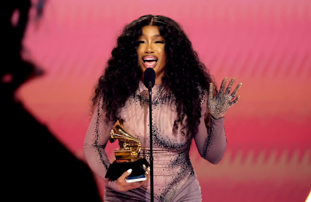 SZA was emotional about her win credit:Bang Showbiz