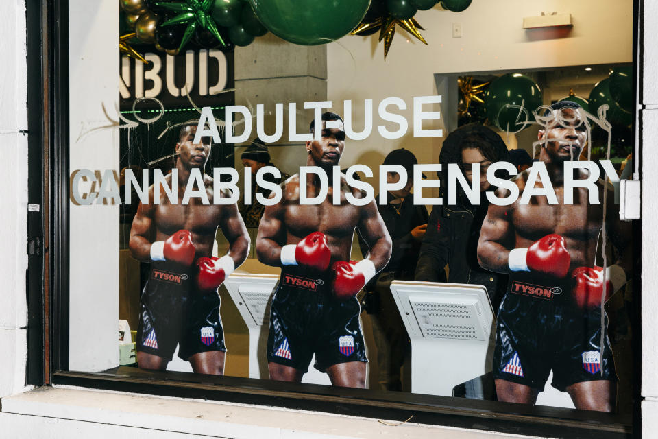 Mike Tyson, uno de los mejores boxeadores de todos los tiempos, fuma un porro de su nueva línea de cannabis Tyson 2.0 en un evento en el salón J. Bespoke, en Nueva York, el 8 de diciembre de 2023. (Adrienne Grunwald/The New York Times).