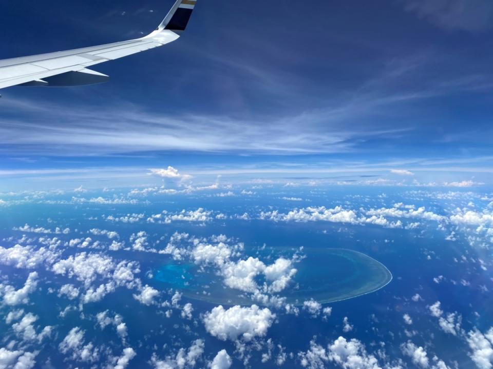 星宇航空的「好想出國飛行假期體驗」行程，特別安排 飛到東沙群島，讓旅客從空中欣賞美景。不過，國內的飛行計劃因法令已經取消。（中央社）