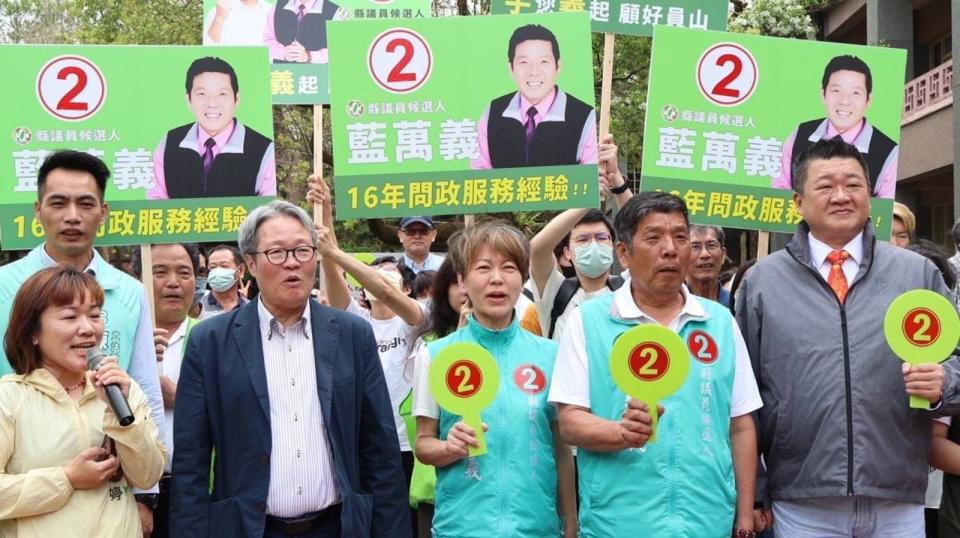 宜蘭縣議員將在4月13日補選，民進黨資深黨員藍萬義在何博文（右）、陳金德（左2）陪同下抽到2號。（民進黨提供）