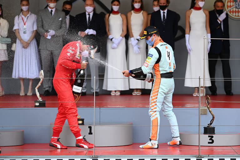 Rivales y amigos: Carlos Sainz Jr. y Lando Norris celebran en el podio durante el Gran Premio de Mónaco de Fórmula 1, el pasado 23 de mayo; el actual piloto de Ferrari fue su compañero y compinche durante dos temporadas en McLaren y juntos elevaron a la escudería al tercer puesto entre los Constructores