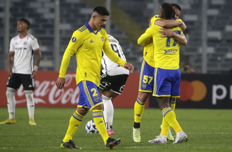 Roncaglia, Weigandt y Advíncula festejan la victoria de Boca ante Colo Colo, en Chile, por la Copa Libertadores; mantuvieron la valla invicta