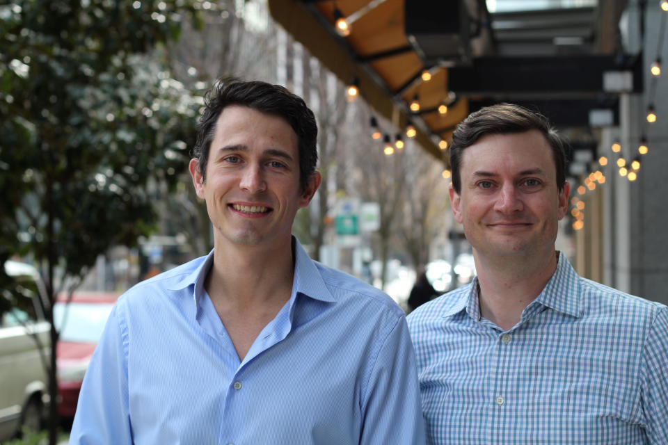 Los cofundadores de la empresa Convoy, Dan Lewis (izq.) y Grant Goodale. Convoy/Folleto vía REUTERS.