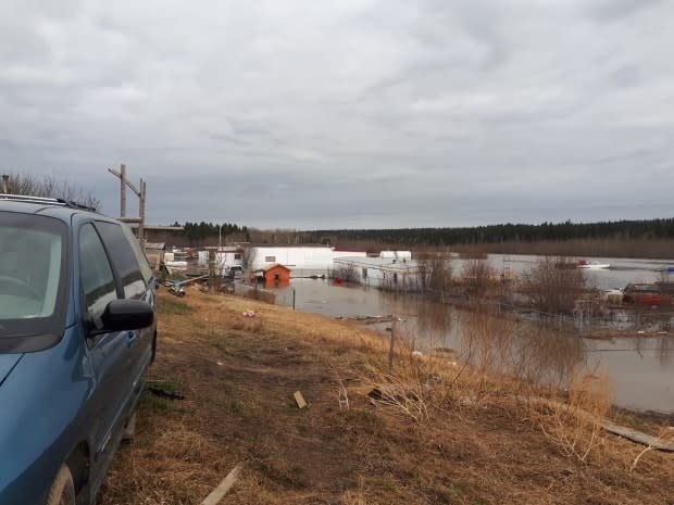 Fort Simpson started flying some residents out of the community Saturday night, after issuing an evacuation order because of rising flood waters.