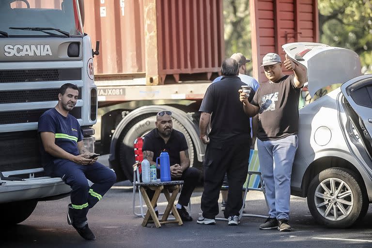 Algunos conductores, durante el corte total, decidieron bajar a tomar mates y un refrigerio a la espera de la mediación de Gendarmería con los manifestantes