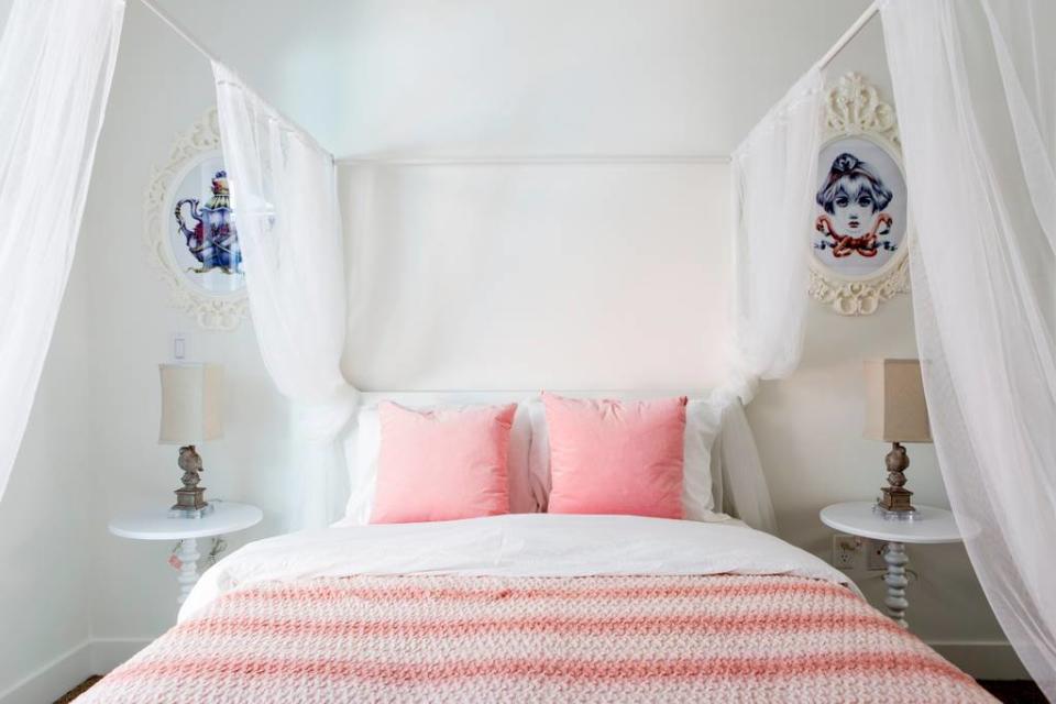 <p>Next is the White Queen’s room, which has a light and airy feel, aided by the large window and ample natural light. (Airbnb) </p>