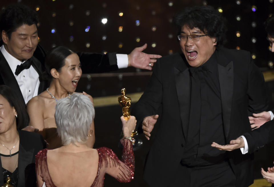 ARCHIVO - Bong Joon Ho, derecha, reacciona al recibir el premio de mejor película por "Parasite" de la anfitriona Jane Fonda en los Oscar el 9 de febrero de 2020 en el Teatro Dolby en Los Angeles. De izquierda a derecha Kang-Ho Song y Kwak Sin Ae. (Foto AP/Chris Pizzello)