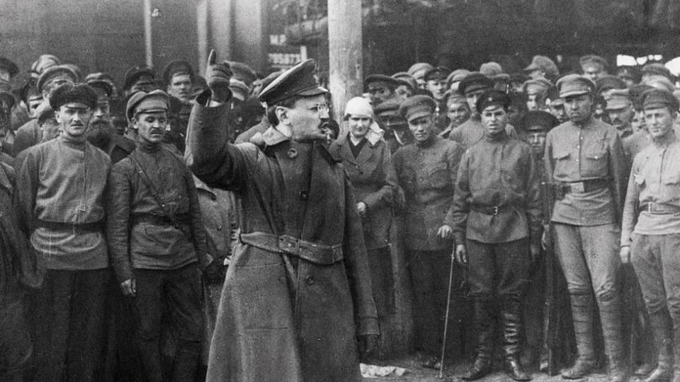 León Trotsky dirigiendo a sus soldados bolcheviques.