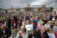 Am Trafalgar Square in London versammelten sich am Mittwoch hunderte Menschen, um der ermordeten Abgeordneten Jo Cox zu gedenken. Es wäre der 42. Geburtstag der Labour-Politikerin gewesen. (Photo: Daniel Leal-Olivas/PA Wire via ZUMA Press)