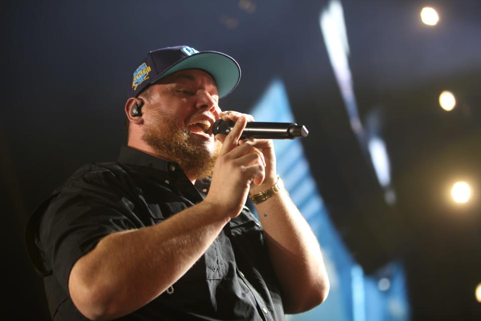 Luke Combs crushes 2024 stadium concert tour kickoff at Milwaukee's