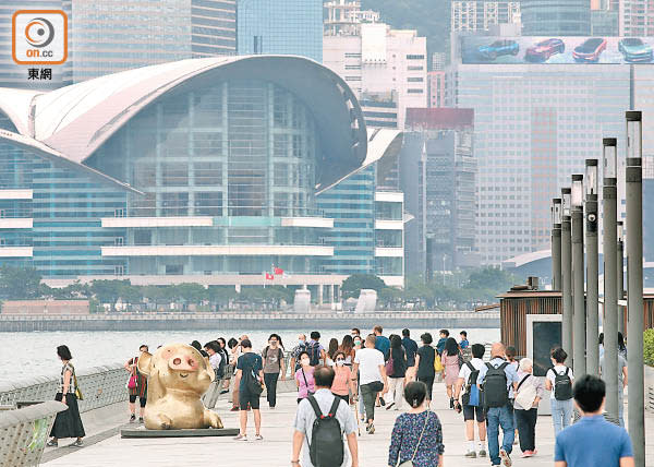 張建宗指，正與粵澳商討互相豁免檢疫安排，但要待港疫情穩定才能落實。