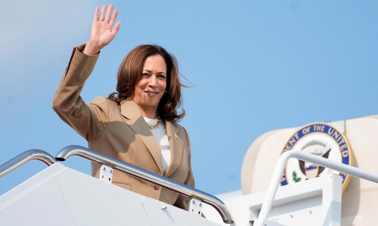 <span>Vice-President and Democratic presidential candidate Kamala Harris waves while boarding Air Force Two in Westfield, Massachusetts, on Saturday.</span><span>Photograph: Stephanie Scarbrough/AFP/Getty Images</span>