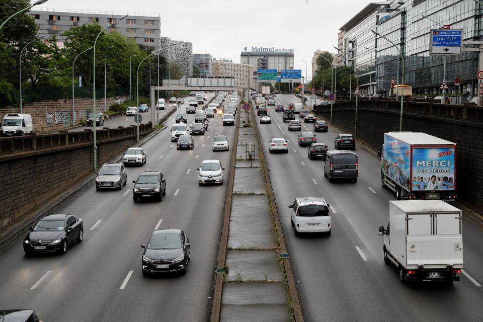 Des véhicules circulant sur le périphérique parisien, au niveau de la Porte d’Orléans, le 11 mai 2020.