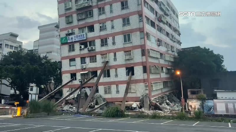 花蓮的富凱大飯店在23日凌晨被震垮，建設處表示將持續進行補土作業，雨太大仍會停工。