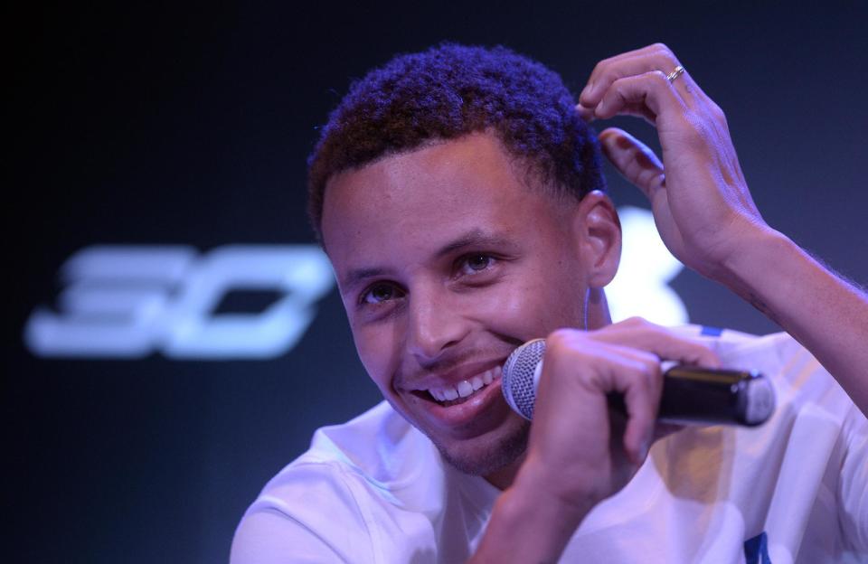 El jugador de los Golden State Warriors de la NBA Stephen Curry ofrece una rueda de prensa en Manila el 5 de septiembre de 2015 (AFP/Archivos | Neol Celis)