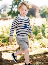 Los Duques de Cambridge distribuyeron las fotografías como agradecimiento a los mensajes de afecto hacia George, quien luce como un hombrecito en esta estampa en un jardín con un suéter y cortitos.