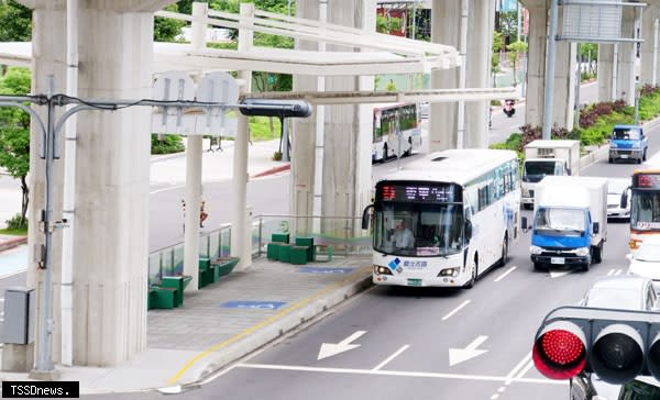 新莊思源路往北方向快車道外側車道調整為公車優先道，預計八月廿日起實施以提升機車族及整體行車安全。（圖：新北交通局提供）