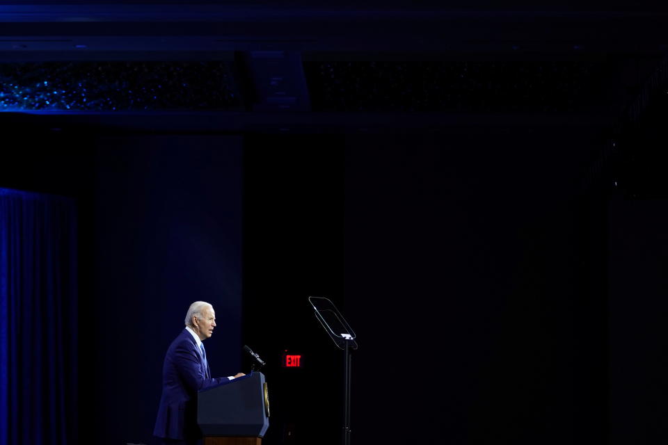 Le président américain Joe Biden prononce une allocution lors de la session générale de l'après-midi de la National League of Cities&# 39;  Conférence municipale du Congrès au Marriott Marquis à Washington, États-Unis, le 14 mars 2022. REUTERS/Sarah Silbiger