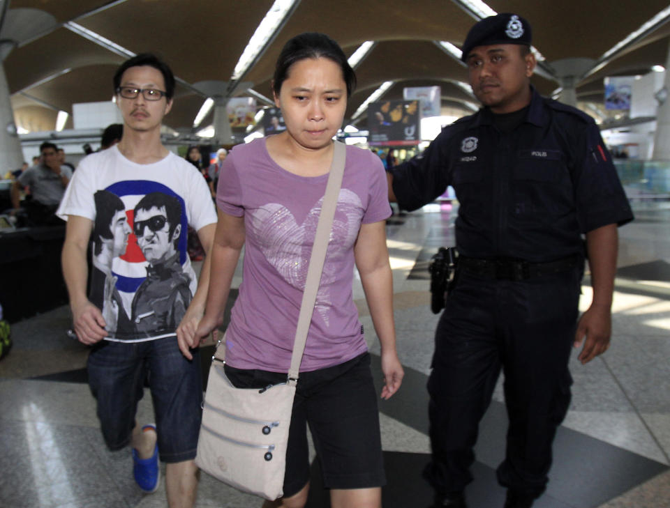 Una pareja llega al centro de recepción destinado a atender a los familiares y amigos de los pasajeros a bordo del avión perdido de Malasya Airlines. La imagen fue tomada en el Aeropuerto Internacional de Kuala Lumpur este sábado 8 de marzo de 2014.(AP Photo/Lai Seng Sin)