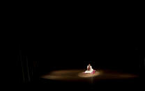 En esta imagen del 30 de abril de 2019, Erika Andia, directora del grupo de teatro Kory Warmis o Mujeres de oro, actúa mientras sostiene una pieza de atrezzo que representa a un bebé recién nacido en la obra "Kusisita" en el Teatro Municipal, en La Paz, Bolivia. (AP Foto/Juan Karita)