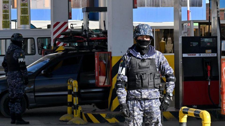 Militares en gasolinera