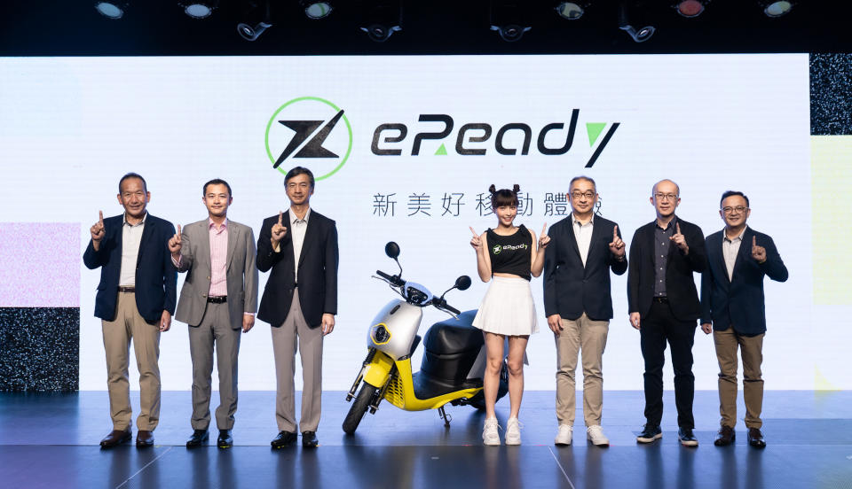 左起：台鈴工業總經理 岡崎 淳、Gogoro Network總經理 潘璟倫、台隆集團董事長 黃教漳、新美好移動體驗大使 峮峮、台鈴工業董事長 黃教信、Gogoro Solutions總經理   廖逸民、eReady電動車事業部總監 林進賢 一同見證新車發表。