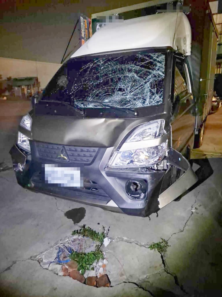 陳姓男子的小貨車，前車頭凹陷、前擋風玻璃有明顯裂痕。（民眾提供）