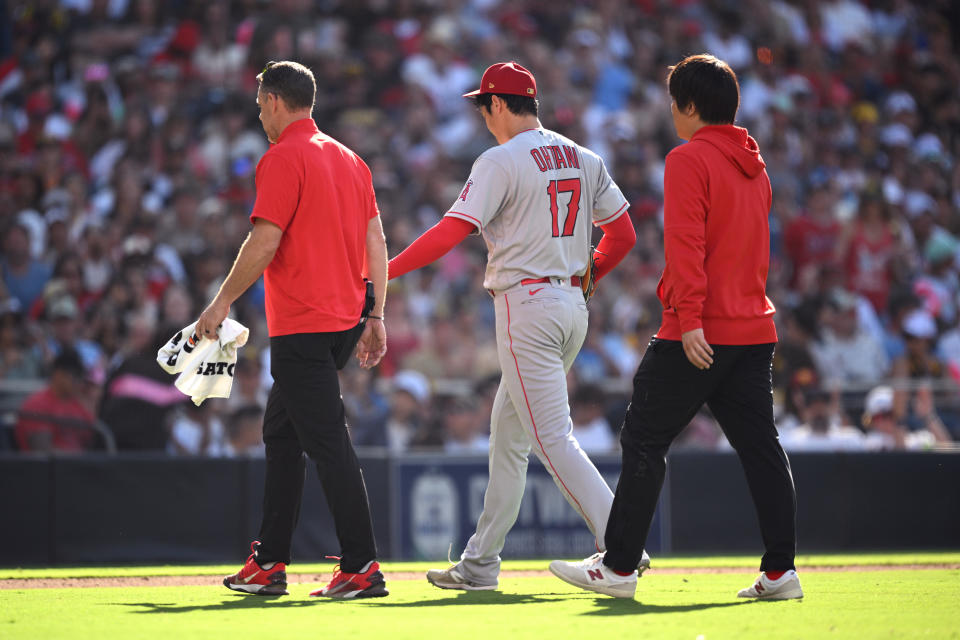 SAN DIEGO, CALIFORNIA - 04 LUGLIO: Shohei Ohtani n. 17 dei Los Angeles Angels si reca in panchina dopo essere stato sostituito durante il sesto inning contro i San Diego Padres al Petco Park il 04 luglio 2023 a San Diego, California.  (Foto di Orlando Ramirez/Getty Images)