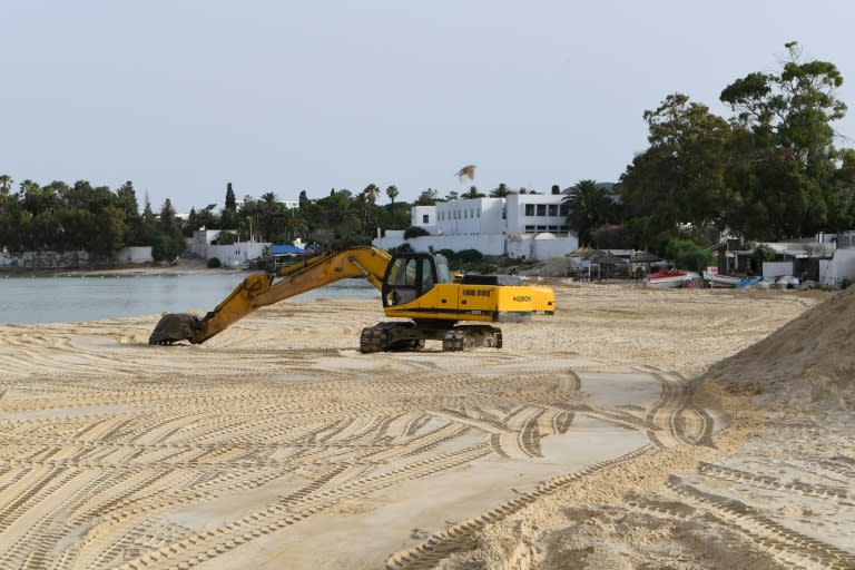 Una excavadora deposita arena en una playa de Hammamet, en Túnez, el 28 de junio de 2024 (FETHI BELAID)