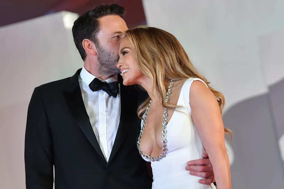 Ben Affleck und Jennifer Lopez kamen gemeinsam zur Vorführung von The Last Duel bei den 78. Filmfestspielen von Venedig auf dem Lido in Venedig.(Getty Images)