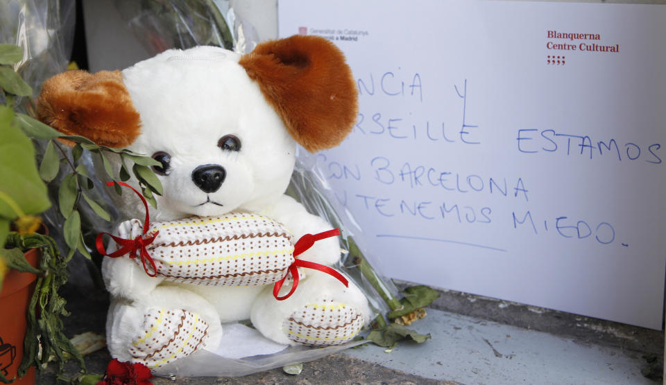 Muestras de solidaridad y cariño en la libería Blanquerna, en Madrid, con las víctimas y familiares de los atentados de Barcelona y Cambrils (Tarragona) de la semana pasada en los que ha habido 15 fallecidos, trece atropellados en La Rambla, un hombre apuñalado por el terrorista Younes Abouyaaqoub en su huida y la mujer española de 67 años apuñalada en el atentado de Cambrils (Tarragona) y más de 120 heridos de los que continúan hospitalizadas unas 50 personas. EFE/Darwin Carrión