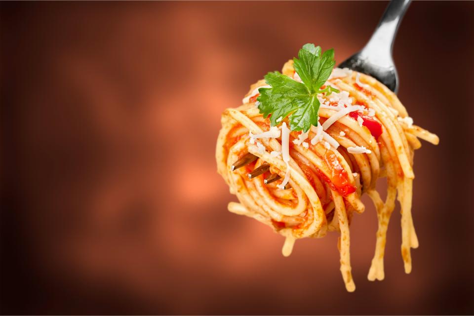 So sollte man seine Spaghetti essen - nicht gebrochen oder kleingeschnitten, sondern mit der Gabel gedreht. (Bild: Getty Images)