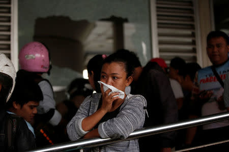 People gather to examine the scene of an explosion at a bus terminal in Kampung Melayu, Jakarta, Indonesia May 25, 2017. REUTERS/Darren Whiteside