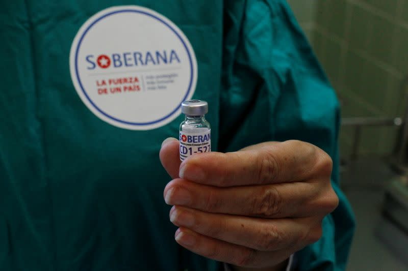 Una enfermera muestra una dosis de la vacuna Soberana-02 para el COVID-19 que se utilizará en un voluntario como parte de los ensayos de fase III, cuando hay preocupación por la propagación de la enfermedad del coronavirus (COVID-19), en La Habana, Cuba.