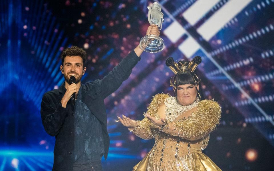 Duncan Laurence aus den Niederlanden freut sich über seinen Sieg beim ESC 2019. Rechts: Vorjahressiegerin Netta Barzilai. (Foto: dpa)