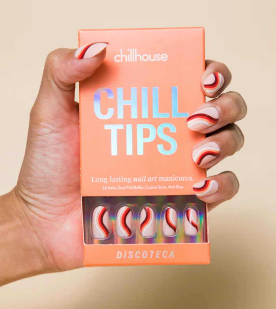 <p>Y si no quieres pintarte las uñas, te recomendamos estas postizas que traen pegamento no tóxico.</p> <p>Discoteca, de <strong>Chillhouse</strong>. $16. <a href="https://chillhouse.com/collections/shop-all-chill/products/chill-tips-discoteca" rel="nofollow noopener" target="_blank" data-ylk="slk:Chillhouse.com;elm:context_link;itc:0;sec:content-canvas" class="link ">Chillhouse.com</a></p>