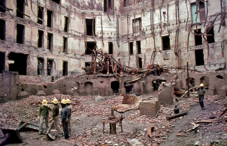 Una imagen recuperada de la destrucción total de la sala del Teatro Argentino de la Plata tras el incendio