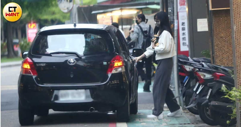 返家途中女友下車買飲料。（圖／本刊攝影組）