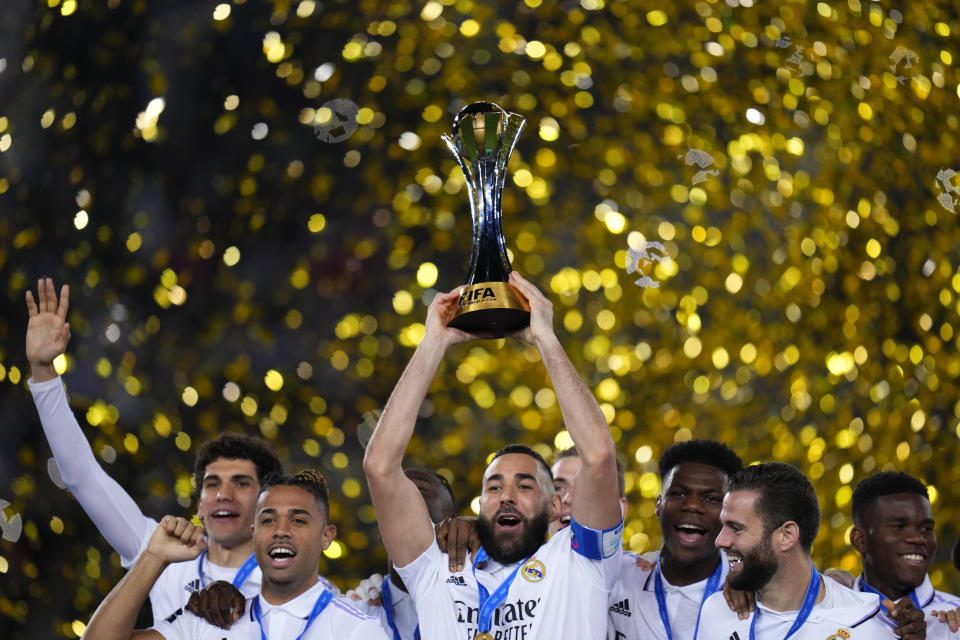 El francés Karim Benzema, dle Real Madrid, levanta la copa del Mundial de Clubes, tras la victoria sobre el Al Hilal de ARabia Saudí, el sábado 11 de febrero de 2023 en Rabat (AP foto/Manu Fernández)