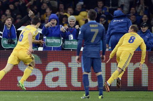 El delantero de Ucrania Roman Zozulia (D) celebra tras anotar ante Francia en el marco del juego de ida de la repesca europea para el Mundial-2014, en el estadio Olímpico de Kiev, el 15 de noviembre de 2013. (AFP | Franck Fife)