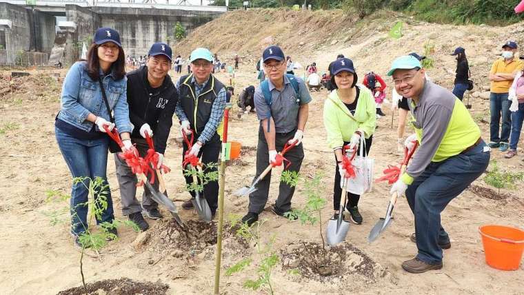 科定企業曹憲章董事長與夫人(左2、左1)、新竹林區管理處劉忠憲副處長(左3)、科定企業黃天化副董事長與夫人(右3、右2)、新竹林區管理處大湖工作站譚運籌主任(右1)。(圖/科定企業提供)